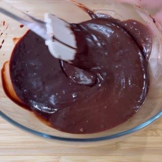 Una ciotola di salsa al cioccolato con una spatola dentro
