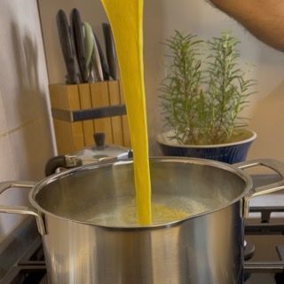 Composto di tuorli versato nel latte caldo