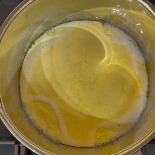 Le uova che affiorano in superficie prima di mescolare