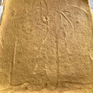 Primo piano di un pezzo di polvere gialla su un tavolo.