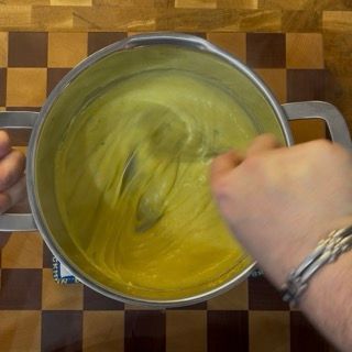 Burro aggiunto alla crema calda per mantecare