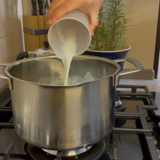 Latte e panna che bollono in una casseruola