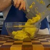 Crema pasticcera fredda in una ciotola