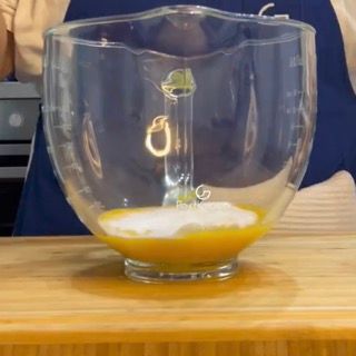 Tuorli, zucchero e amidi in una ciotola