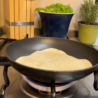 Una tortilla viene cucinata in una padella su un fornello