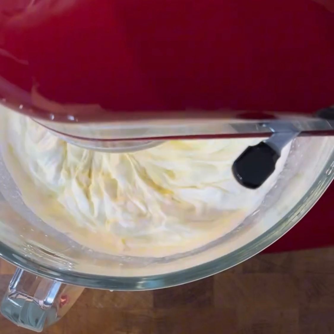 Un primo piano di un frullatore con panna montata dentro