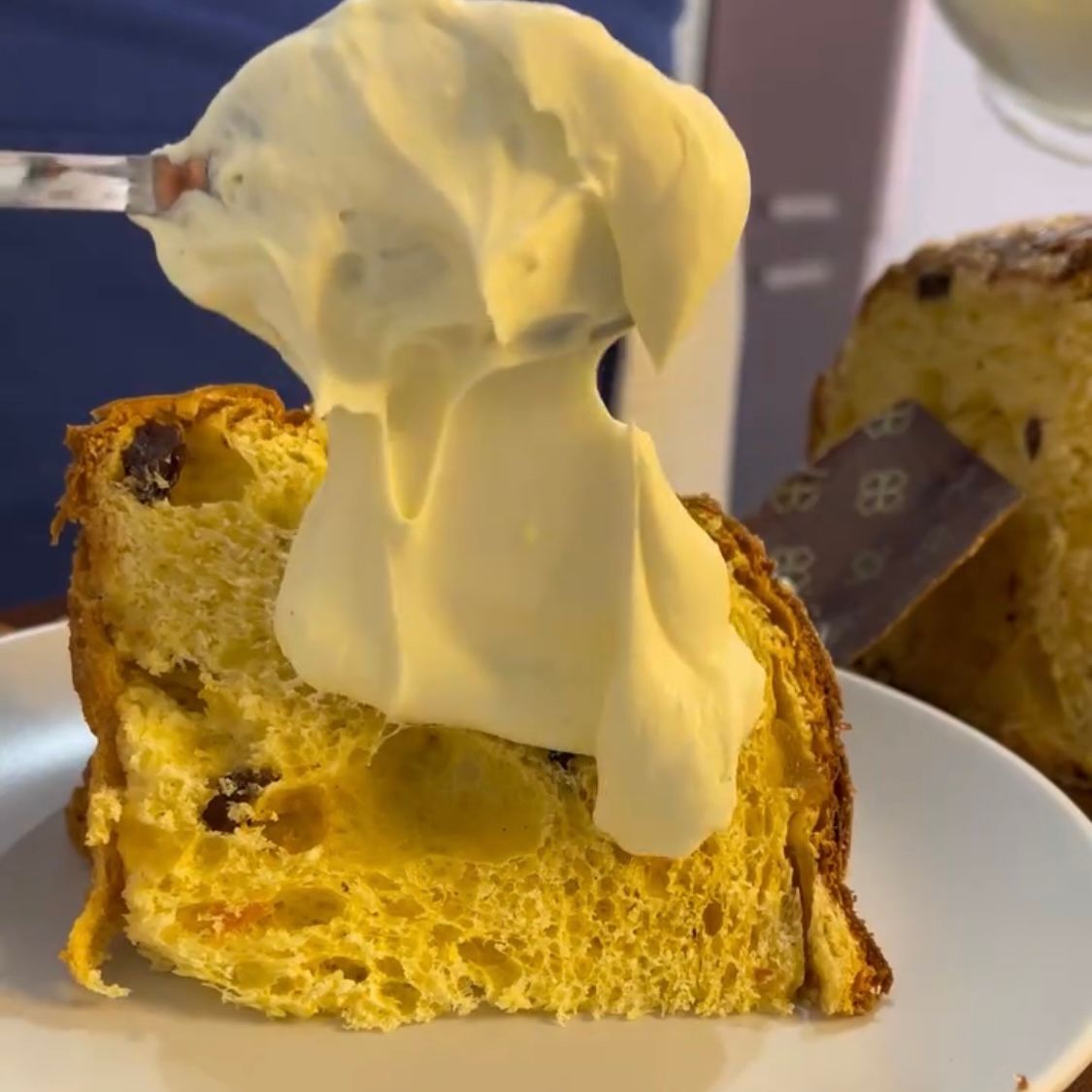 Un pezzo di pane con panna montata versata sopra