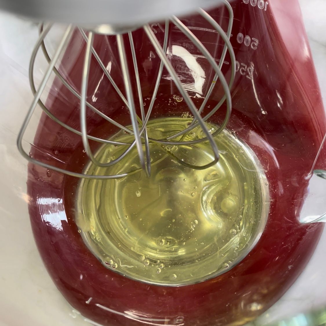 Un primo piano di un mixer con una frusta al suo interno