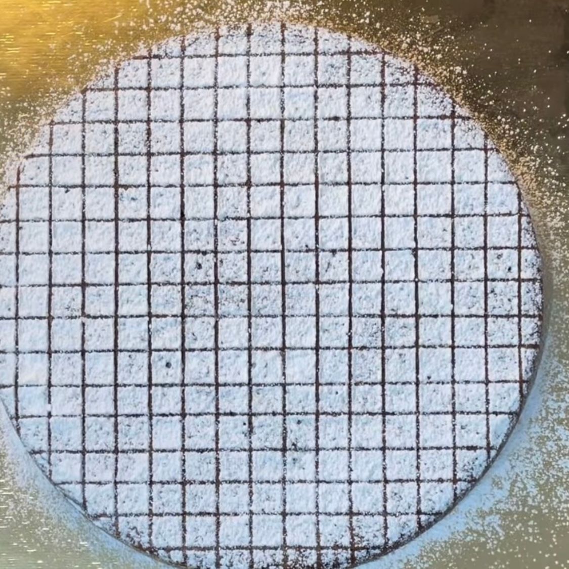 Abbondante zucchero a velo spolverato sulla superficie della Torta Caprese.