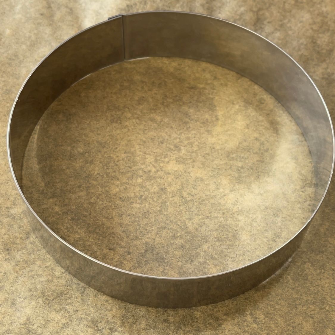 Un anello di metallo è appoggiato su un pezzo di carta marrone