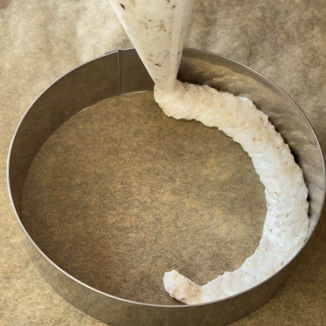 Una persona sta versando del liquido in un anello di metallo