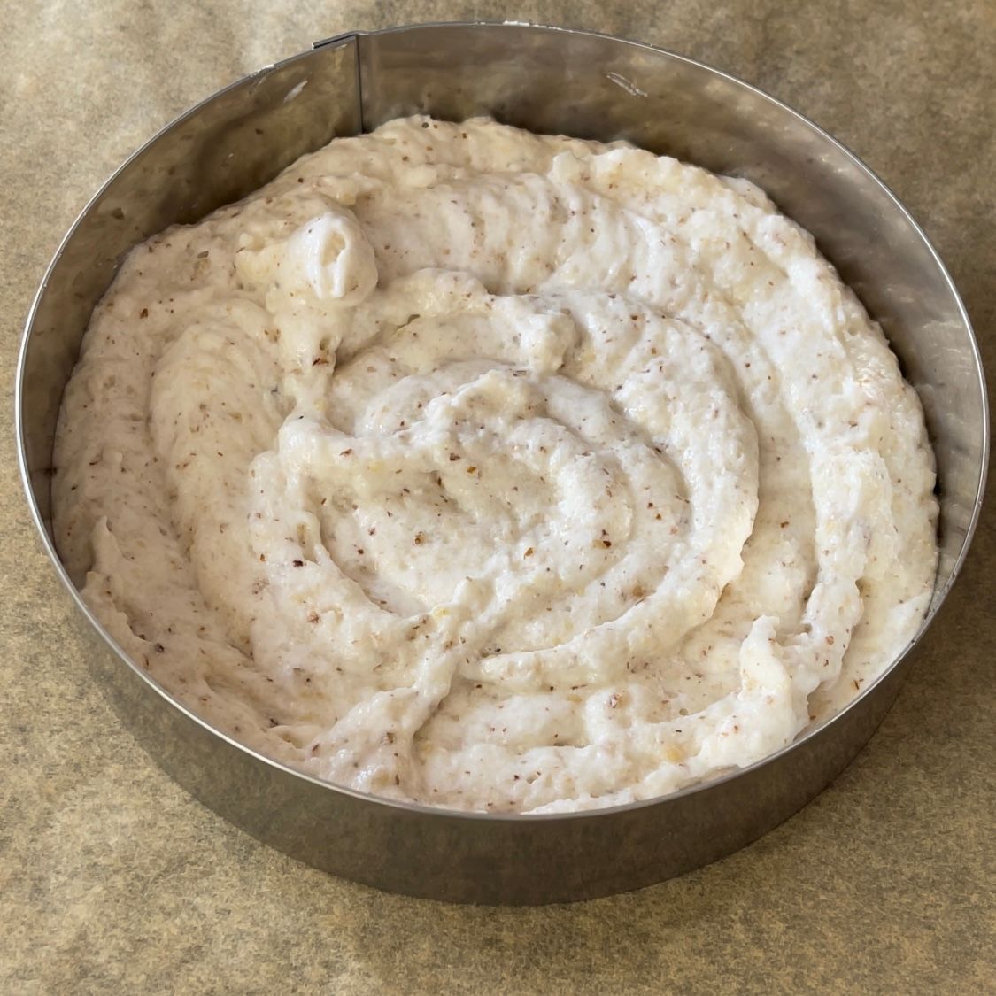 Un anello di metallo riempito con una sostanza cremosa bianca