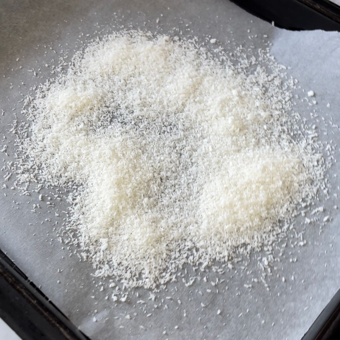 Un mucchio di polvere bianca su un pezzo di carta oleata