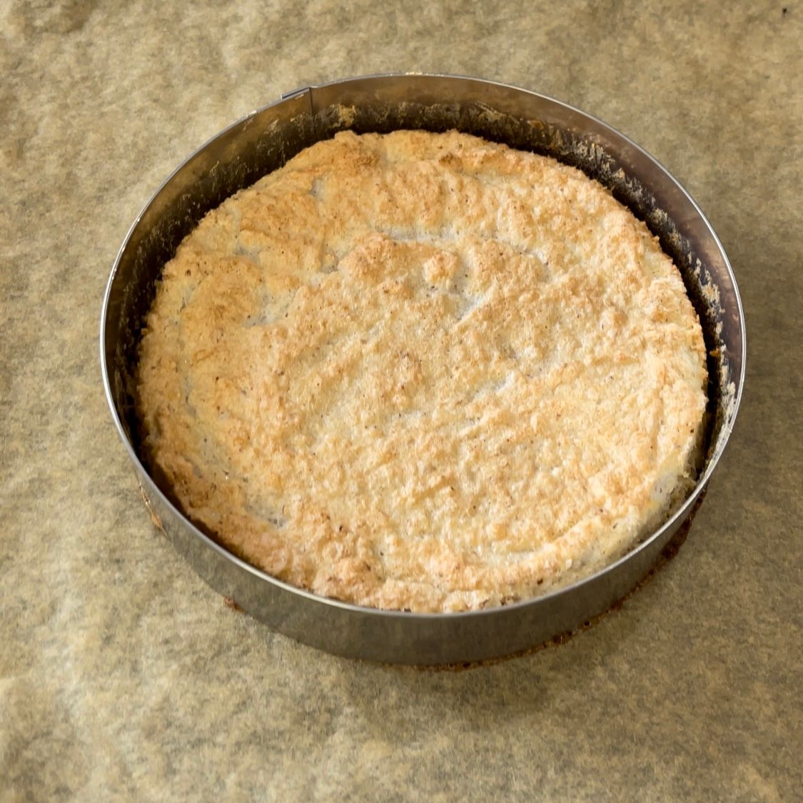 Una torta in una teglia di metallo su un tavolo