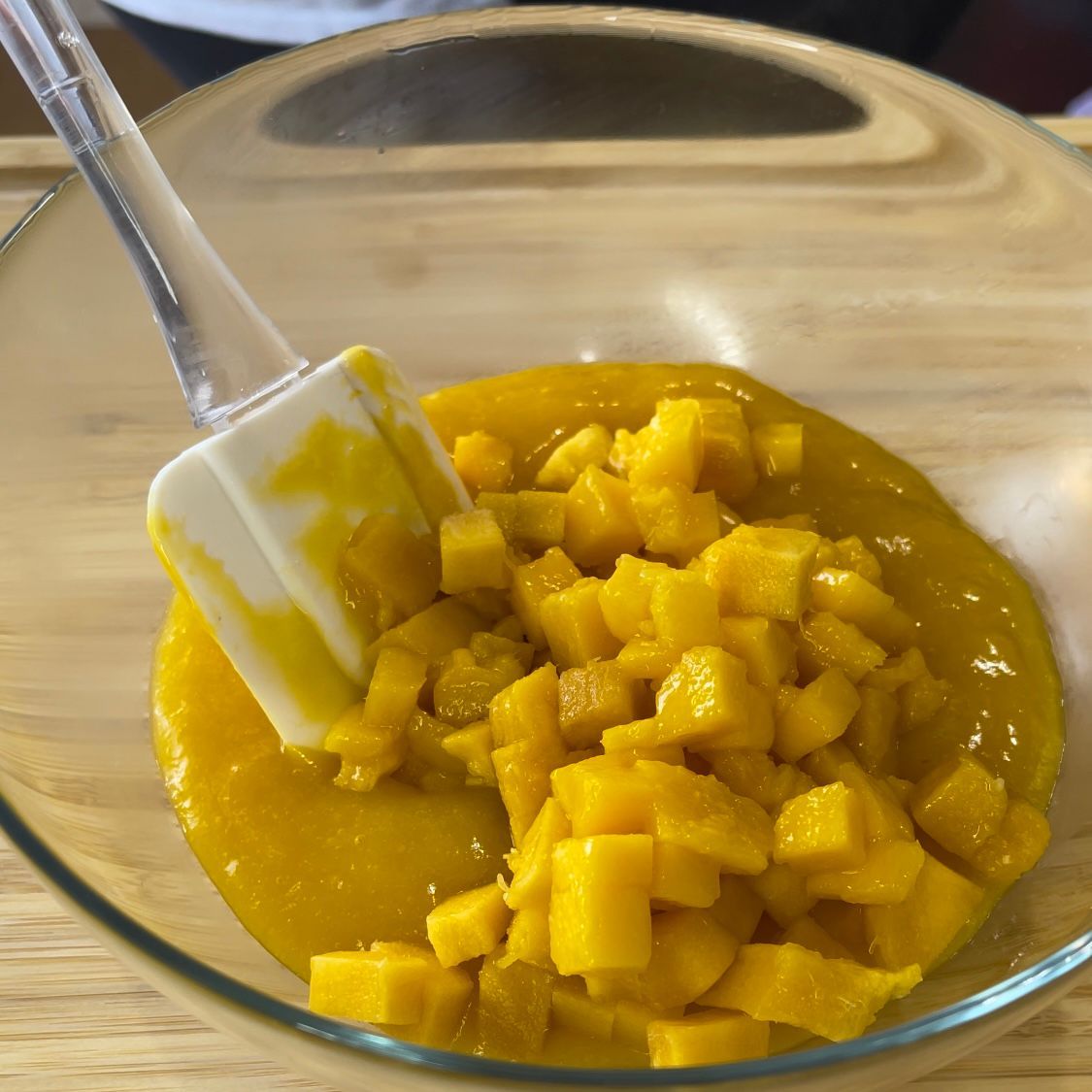 Una ciotola di cibo con una spatola dentro