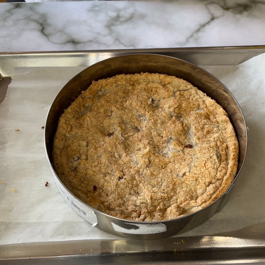 Un biscotto in una teglia di metallo su un vassoio