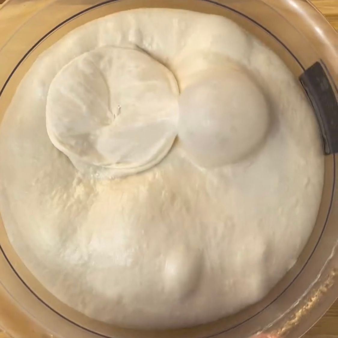 Un primo piano di una ciotola di yogurt con un cucchiaio dentro