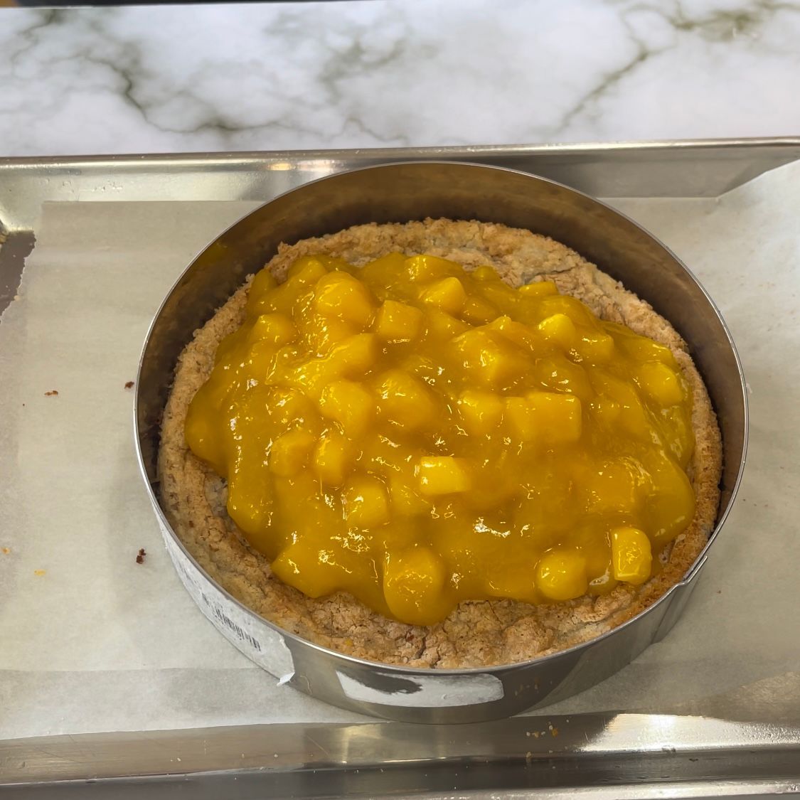 Una torta con sopra una salsa gialla