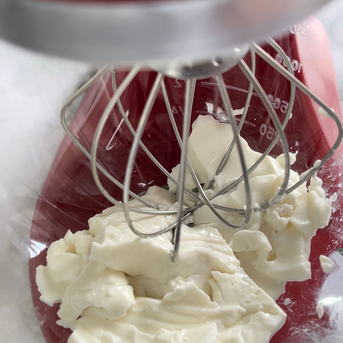 La panna montata viene mescolata in un mixer rosso