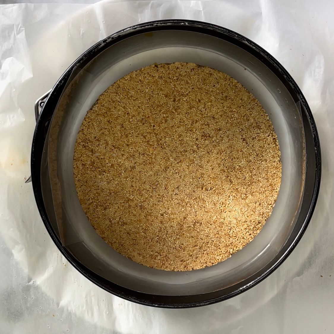 Una ciotola piena di riso integrale è appoggiata su un tavolo.