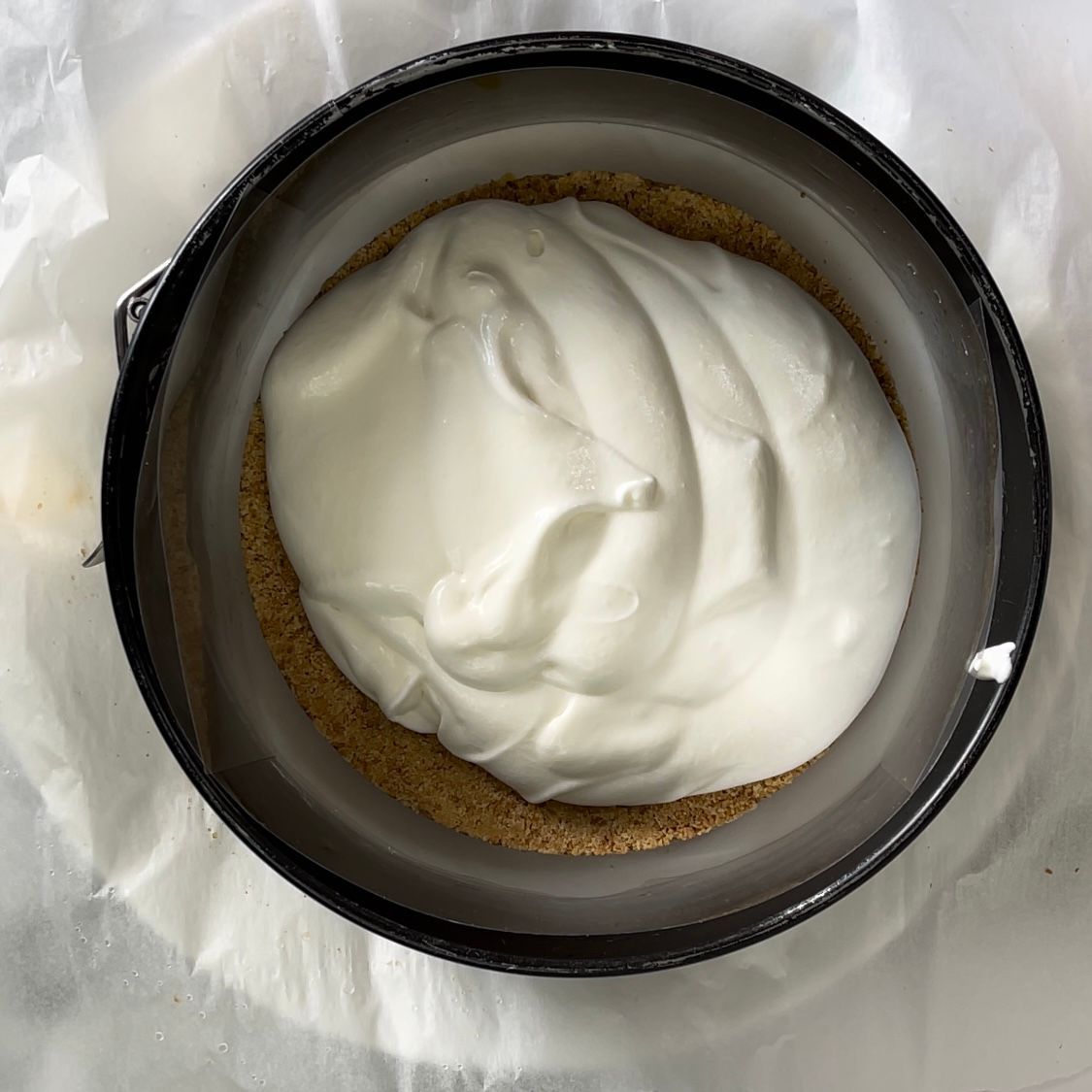 Una ciotola di panna montata sopra una crosta di torta