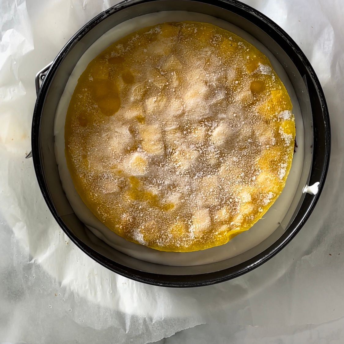 Una ciotola di zuppa è appoggiata su un pezzo di carta oleata.