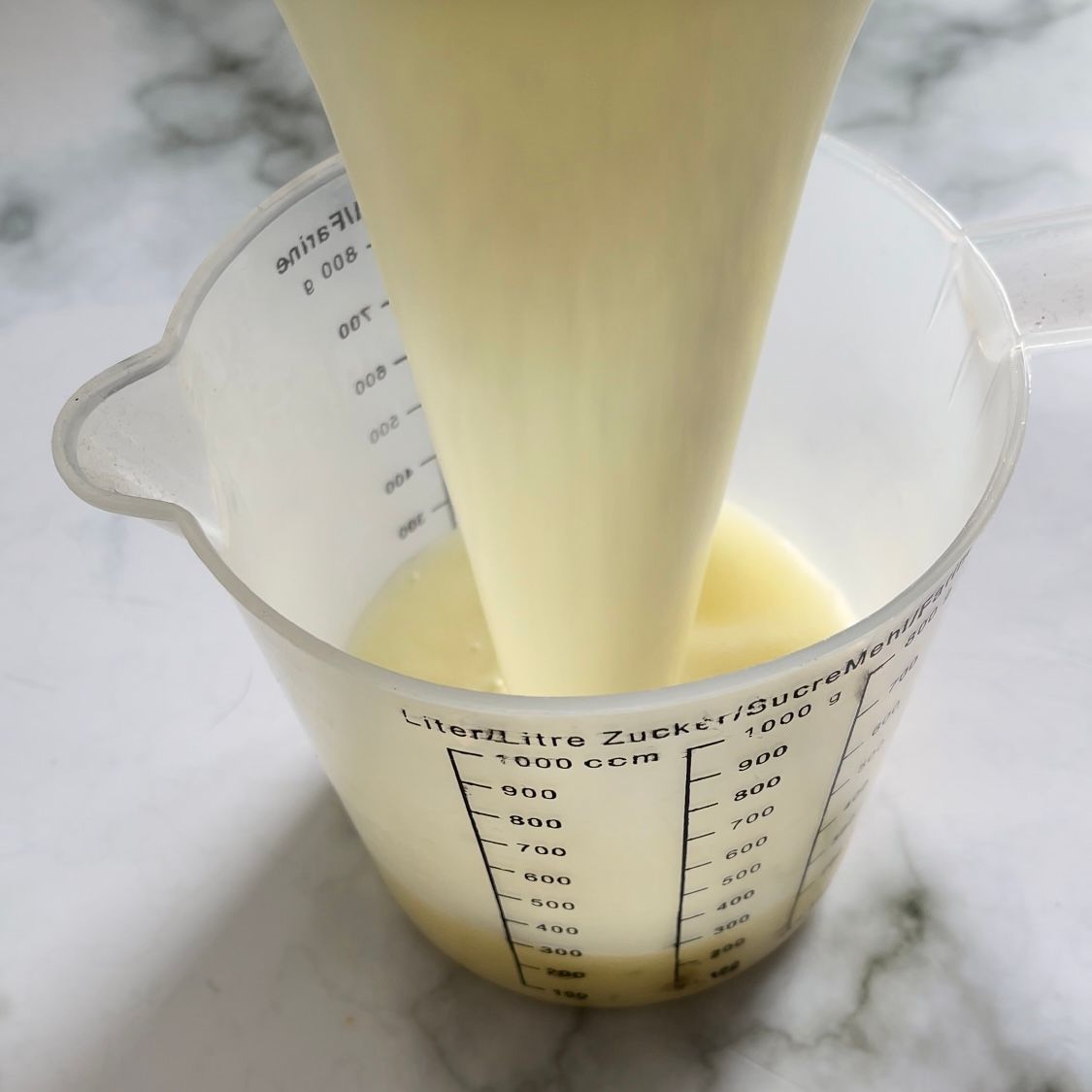 Un misurino è riempito con un liquido giallo