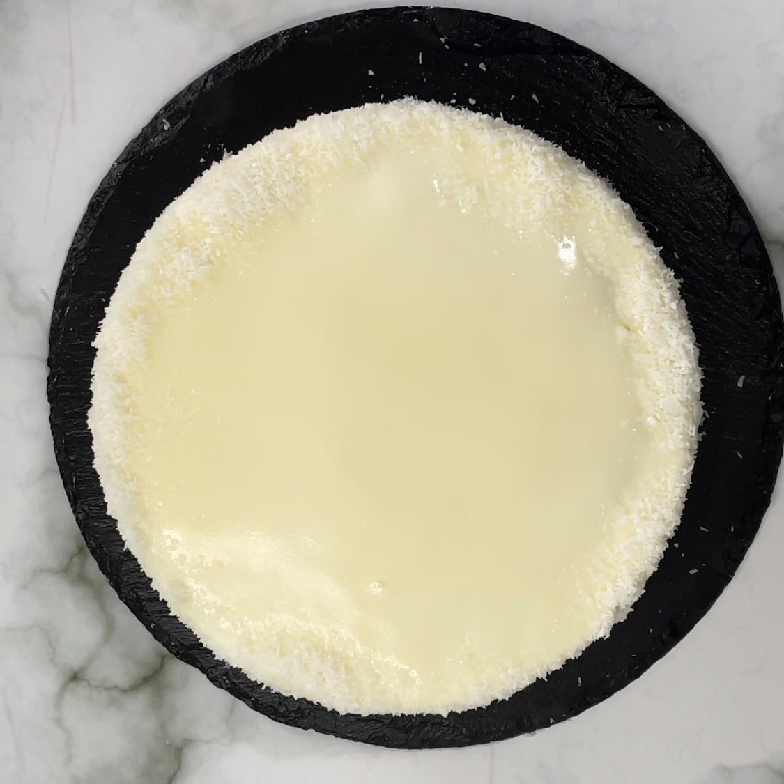 Una targa nera con un cerchio bianco sopra