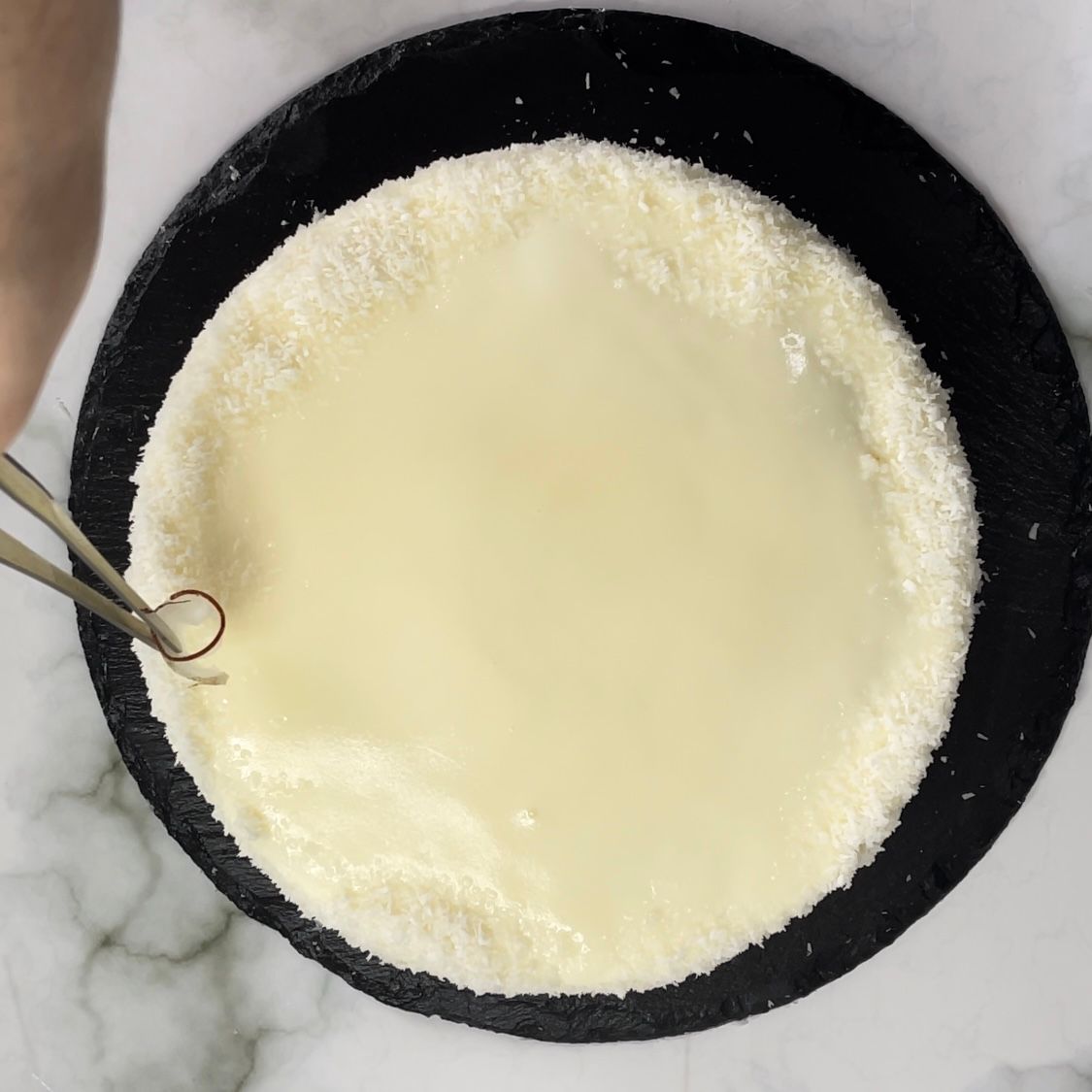 Una targa nera con un cerchio bianco sopra