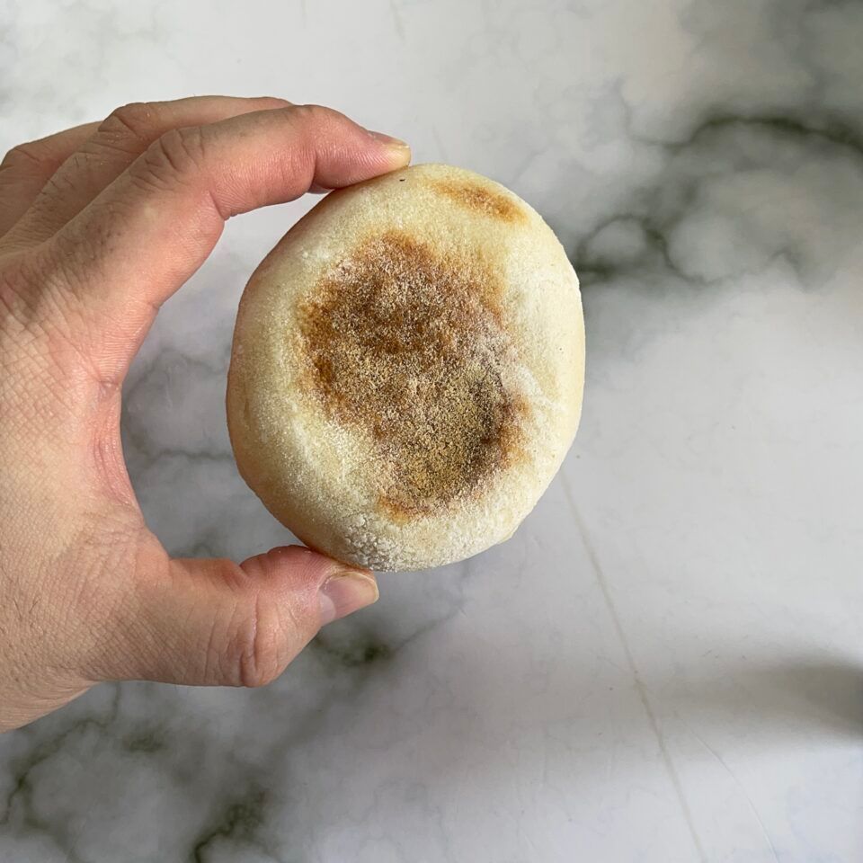 Una persona tiene in mano un muffin.