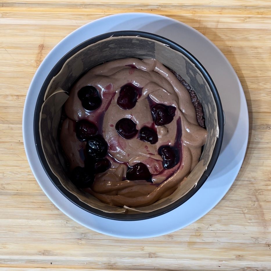 Un piatto bianco con una ciotola di cibo sopra