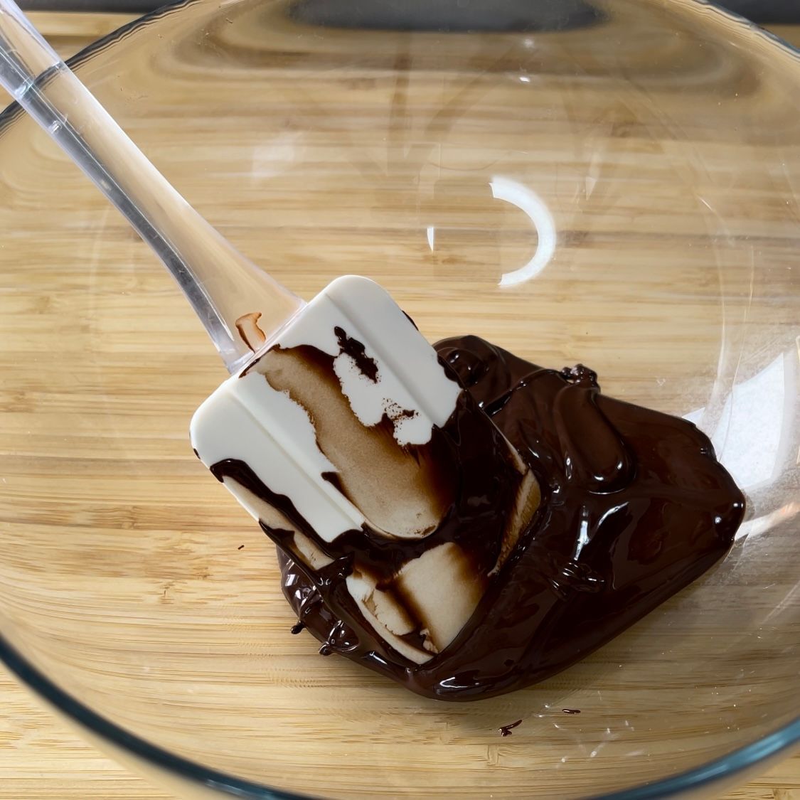 Una spatola in una ciotola di cioccolato fuso