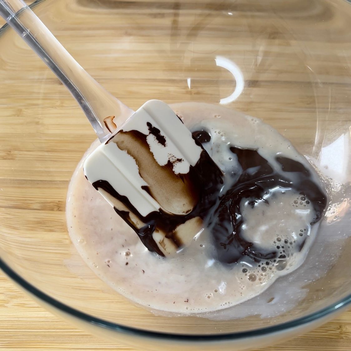 Una spatola è in una ciotola di vetro piena di liquido