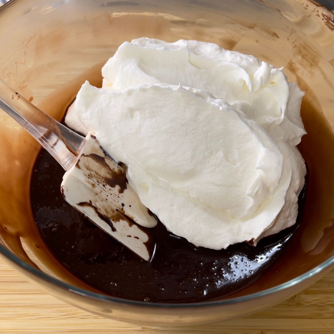 Una ciotola di cioccolato e panna montata con una spatola