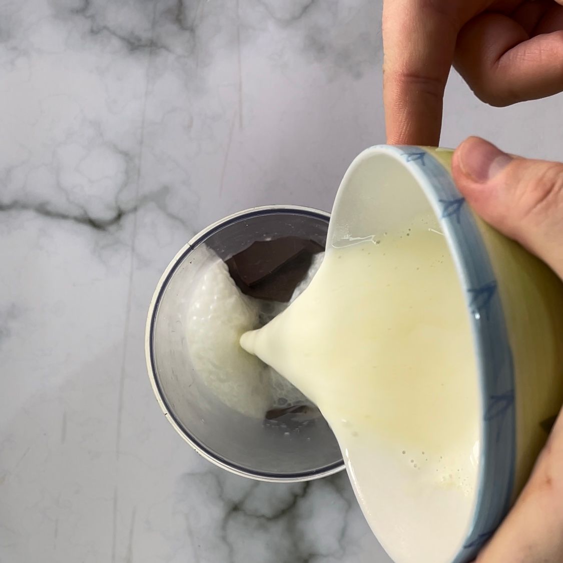 Una persona sta versando il gelato in una ciotola