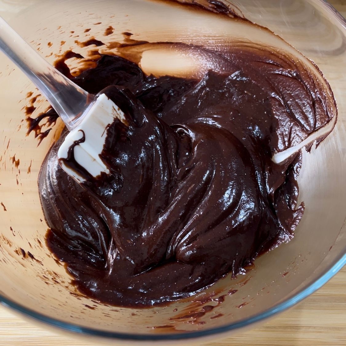 Una ciotola di salsa al cioccolato con una spatola dentro