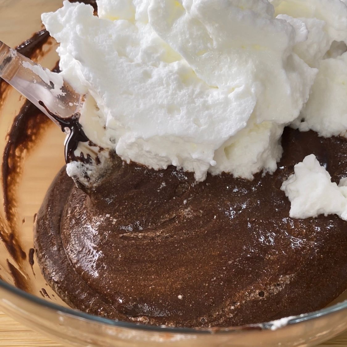 Una ciotola di mousse al cioccolato con panna montata sopra