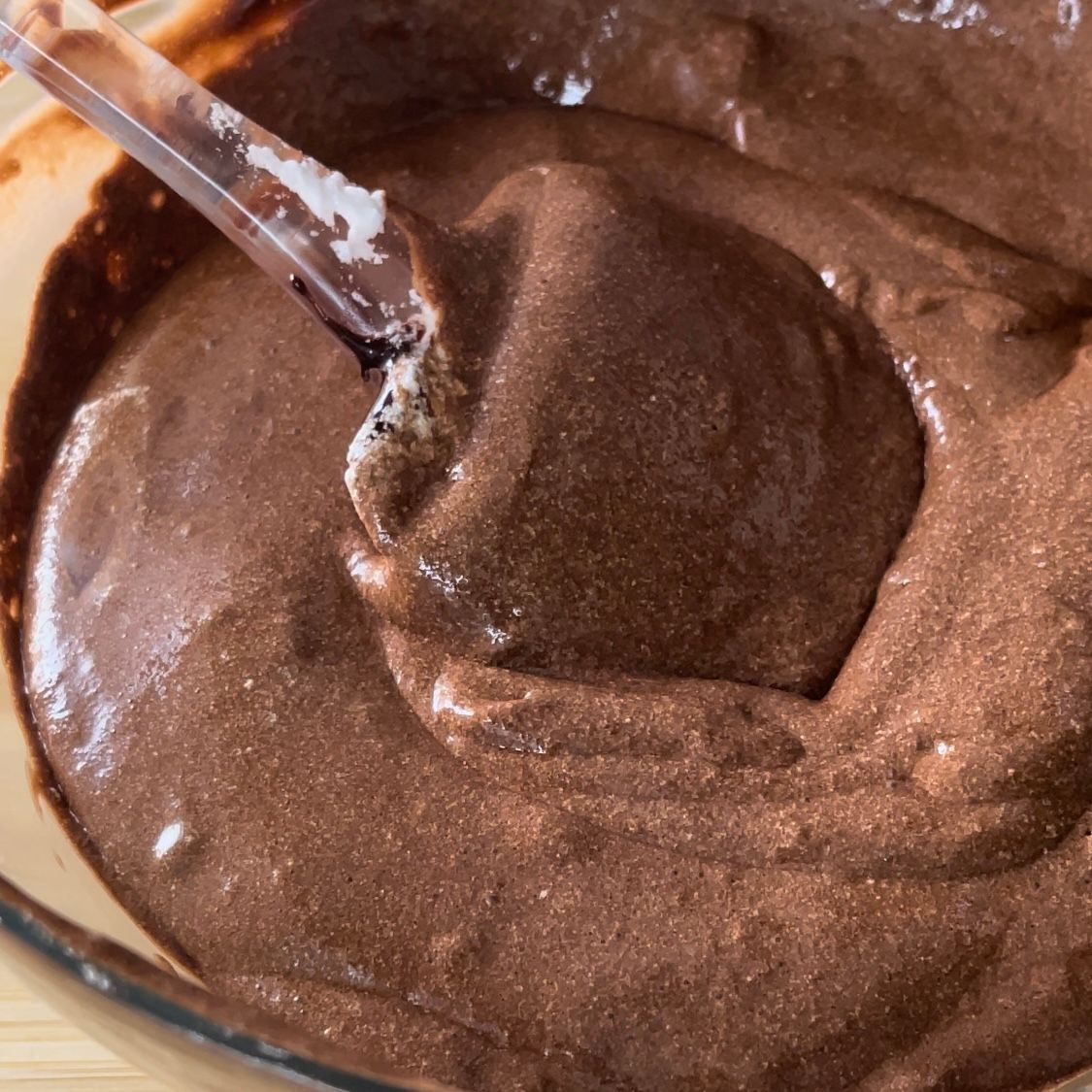 Una ciotola di salsa al cioccolato con un cucchiaio dentro