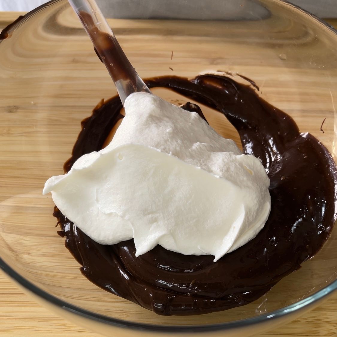 Una ciotola di cioccolato e panna montata con una spatola