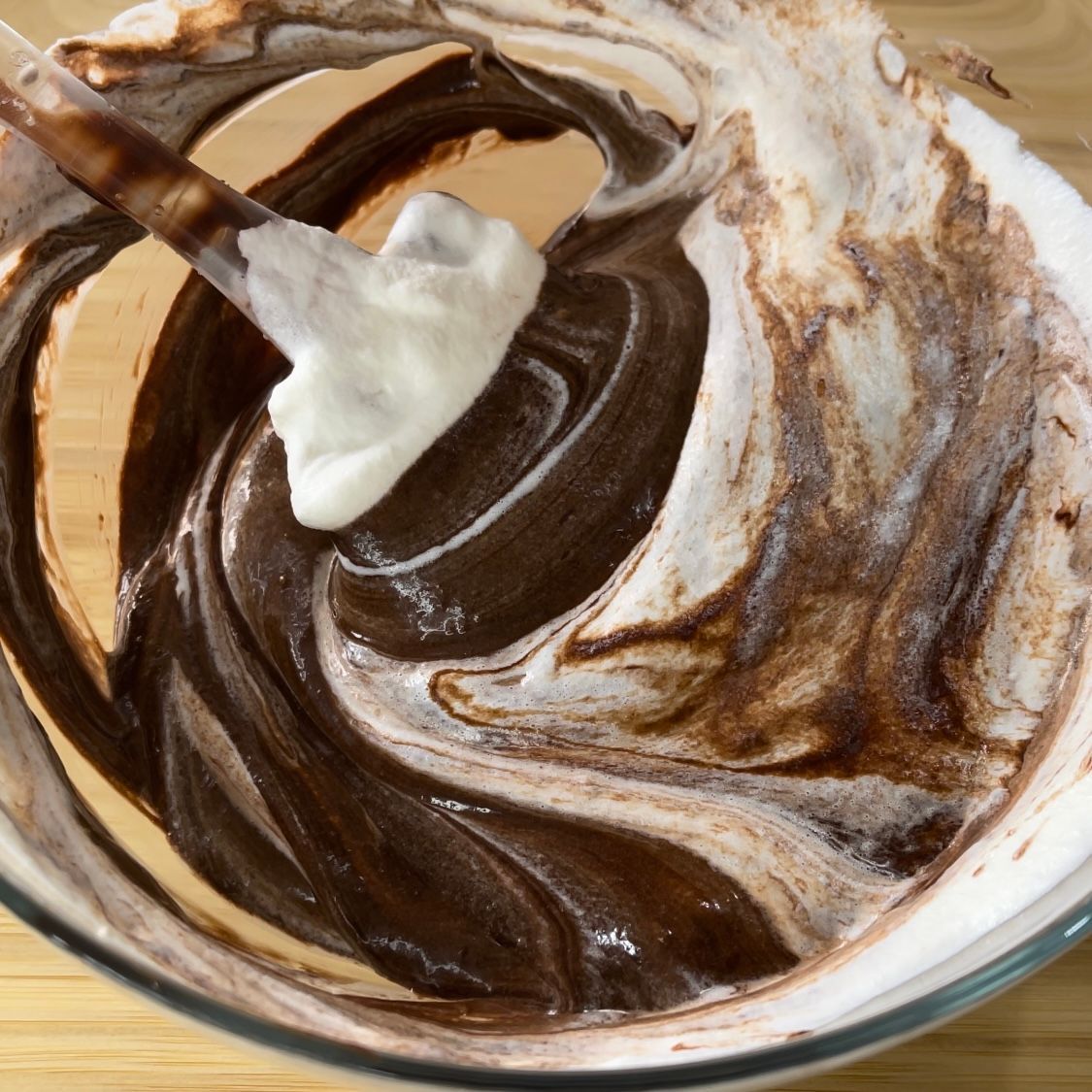 Una ciotola di cioccolato e panna montata con un cucchiaio dentro