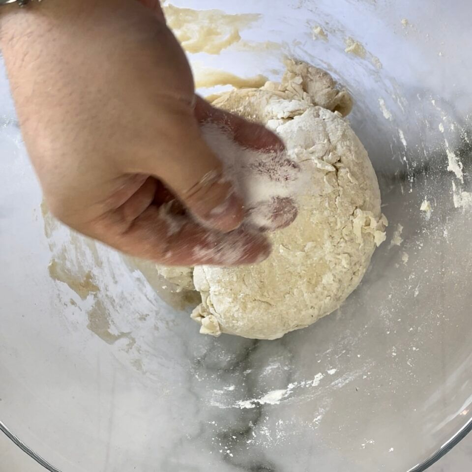 Una persona tiene in mano una palla di pasta