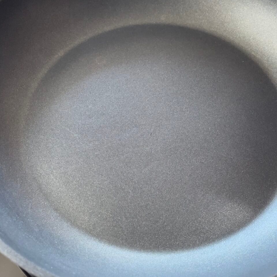 Un primo piano dell'interno di una padella.