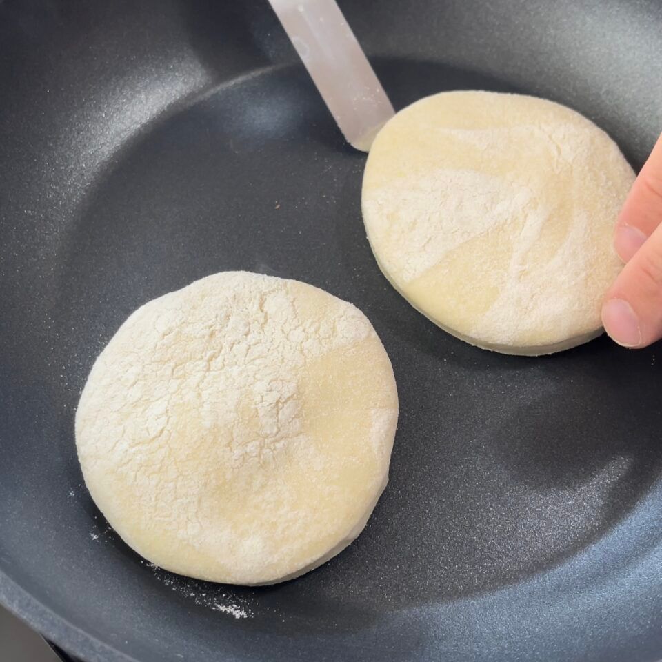 Due palline di pasta vengono cotte in una padella
