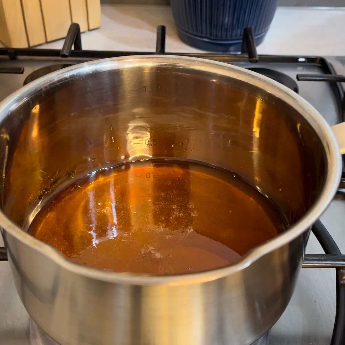 Una pentola di liquido marrone è sul fornello