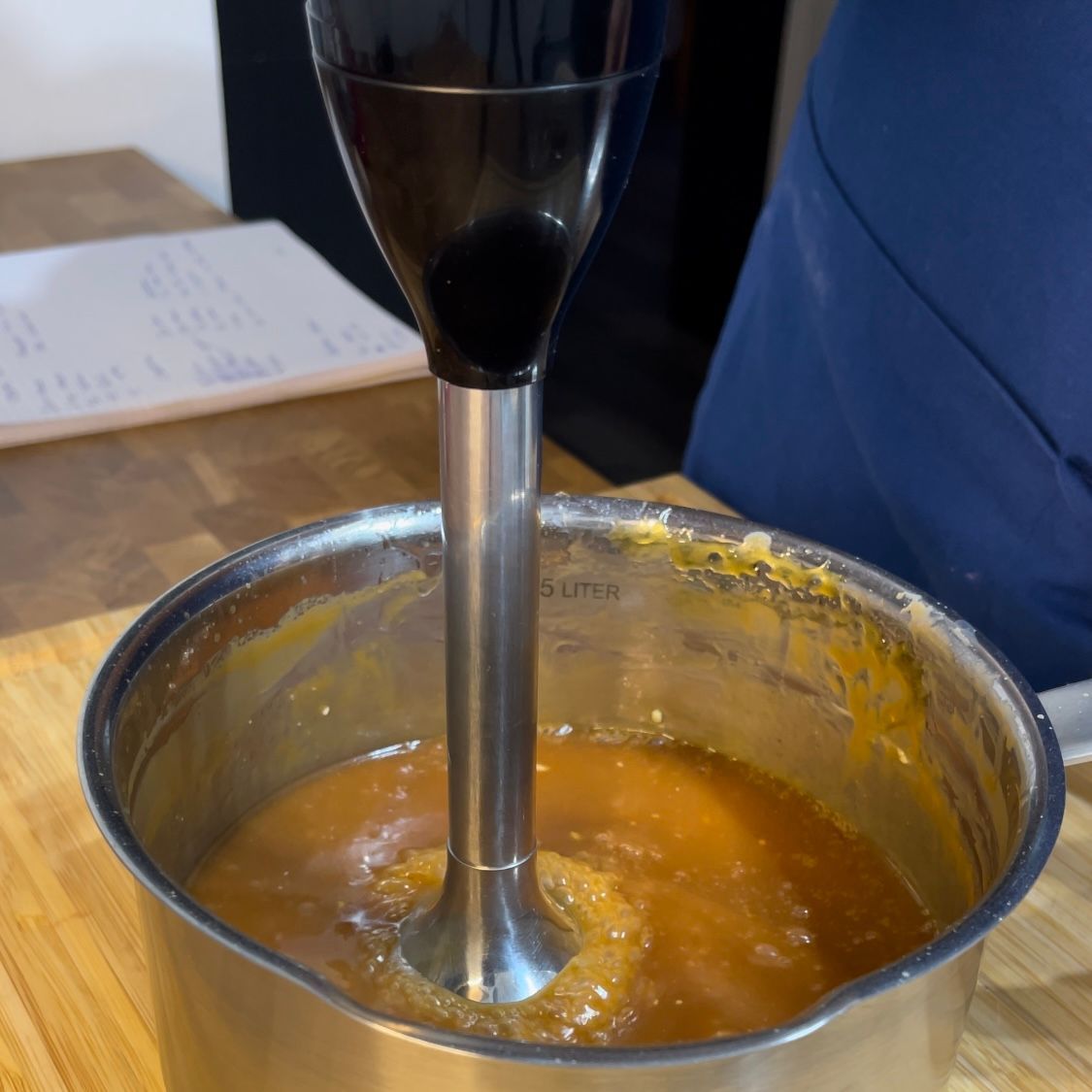 Un frullatore viene utilizzato per mescolare un liquido marrone in una pentola