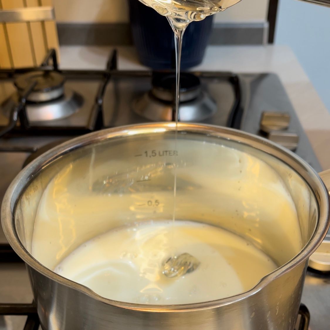 Il liquido viene versato in una pentola da 1,5 litri
