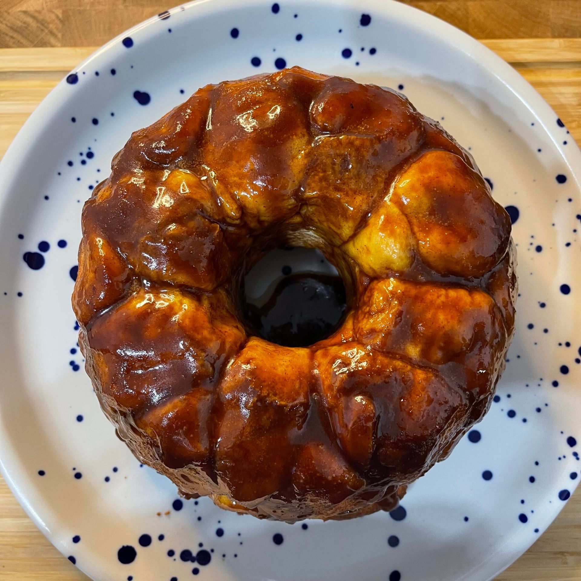 Un pane scimmia su un piatto bianco con macchie blu