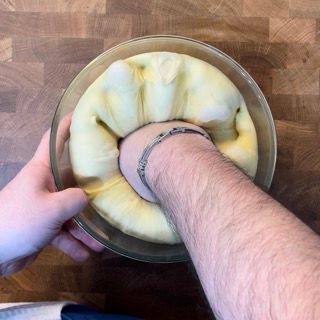 Una persona tiene in mano una ciotola di pasta