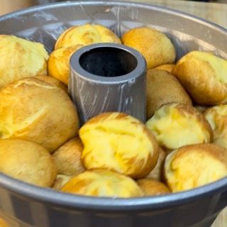 Uno stampo per ciambelle riempito con un mucchio di pane