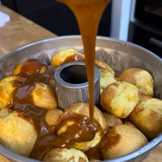Il caramello viene versato in una torta bundt